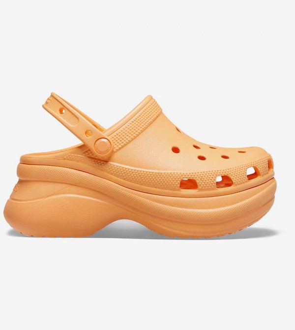 حذاء كروكس باللون البرتقالي 