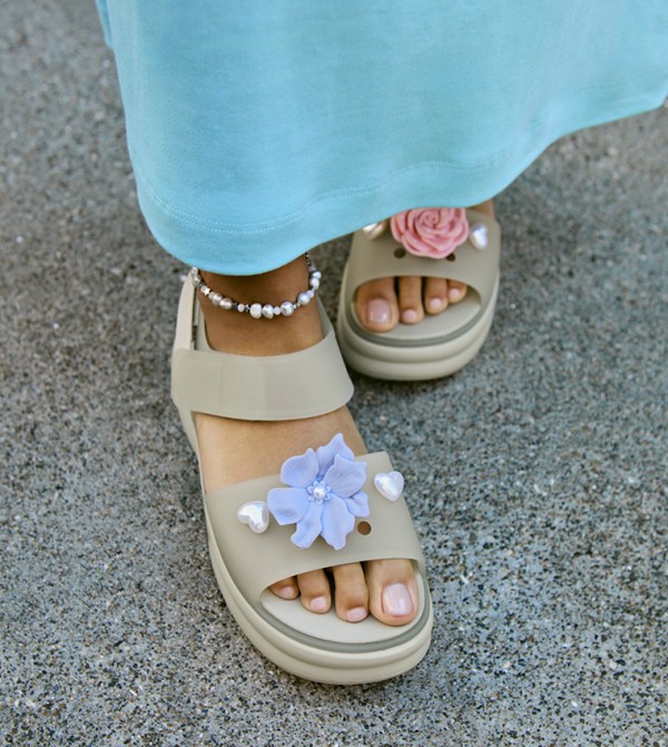 Crocs | Soho Frosted Y Strap Sandal | Crocs