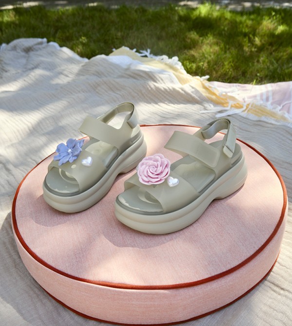 Crocs | Soho Frosted Y Strap Sandal | Crocs