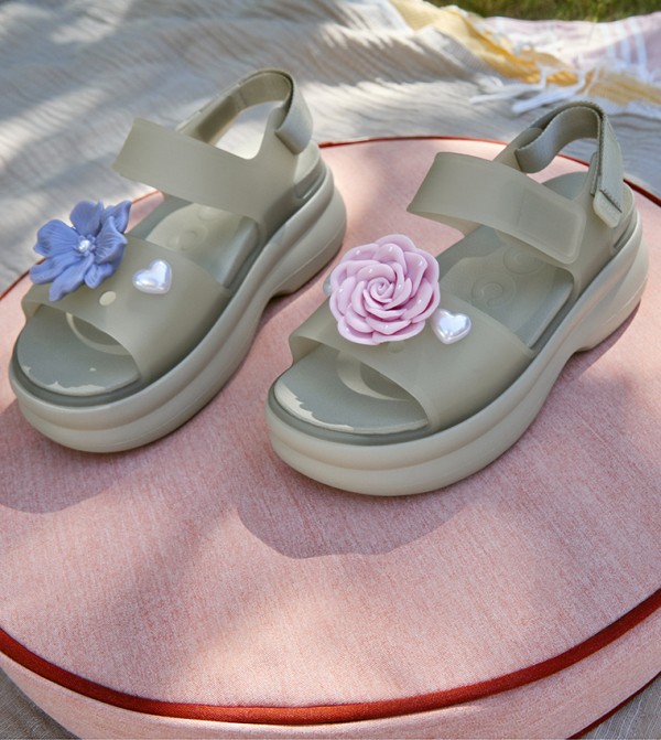 Crocs | Soho Frosted Y Strap Sandal | Crocs